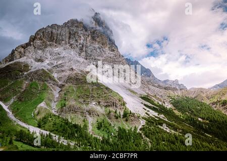 Pale di San Martino von Baita Segantini - Passo Rolle italien, Paar besuchen die italienischen Alpen, Blick auf Cimon della Pala, der am besten bekannten Gipfel des Pale Stockfoto