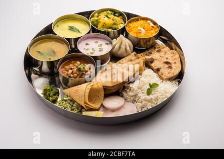 Maharashtrian Essen Thali oder Platte - Mumbai-Stil Mahlzeit aus indischen Staat Maharashtra umfasst, Roti, Reis, Dal, Sabji, süße Roti und Reis, Kadhi, Mo Stockfoto