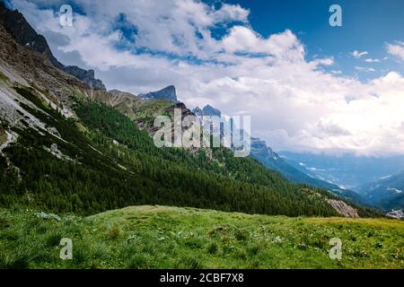 Pale di San Martino von Baita Segantini - Passo Rolle italien, Paar besuchen die italienischen Alpen, Blick auf Cimon della Pala, der am besten bekannten Gipfel des Pale Stockfoto
