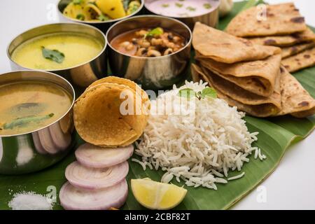 Maharashtrian Essen Thali oder Platte - Mumbai-Stil Mahlzeit aus indischen Staat Maharashtra umfasst, Roti, Reis, Dal, Sabji, süße Roti und Reis, Kadhi, Mo Stockfoto