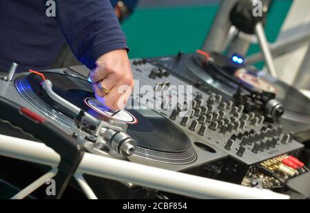 Leipzig, Deutschland. November 2019. Ein DJ 'arbeitet' am Plattenspieler und dreht sich bei einer Veranstaltung. Quelle: Volkmar Heinz/dpa-Zentralbild/ZB/dpa/Alamy Live News Stockfoto