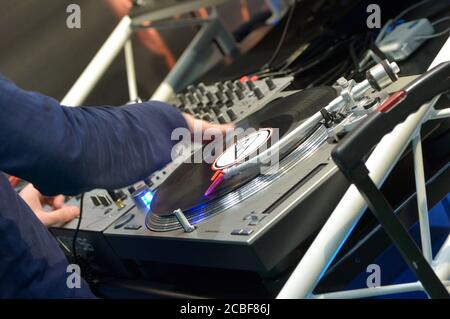 Leipzig, Deutschland. November 2019. Ein DJ 'arbeitet' am Plattenspieler und dreht sich bei einer Veranstaltung. Quelle: Volkmar Heinz/dpa-Zentralbild/ZB/dpa/Alamy Live News Stockfoto