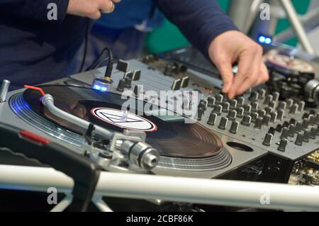 Leipzig, Deutschland. November 2019. Ein DJ 'arbeitet' am Plattenspieler und dreht sich bei einer Veranstaltung. Quelle: Volkmar Heinz/dpa-Zentralbild/ZB/dpa/Alamy Live News Stockfoto