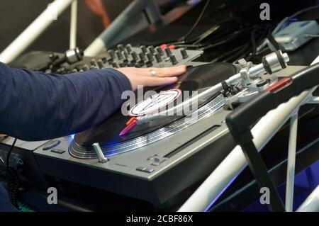 Leipzig, Deutschland. November 2019. Ein DJ 'arbeitet' am Plattenspieler und dreht sich bei einer Veranstaltung. Quelle: Volkmar Heinz/dpa-Zentralbild/ZB/dpa/Alamy Live News Stockfoto