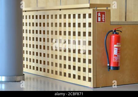 Leipzig, Deutschland. November 2019. Im CCL (Congress Center) der Leipziger Messe auf dem Neuen Messegelände hängt ein Feuerlöscher in Reichweite. Quelle: Volkmar Heinz/dpa-Zentralbild/ZB/dpa/Alamy Live News Stockfoto