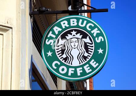 London, Vereinigtes Königreich, Apr 9, 2011 : Starbucks grünes Logo Werbung Schild hängend außerhalb eines seiner Kaffeehäuser Stockfoto