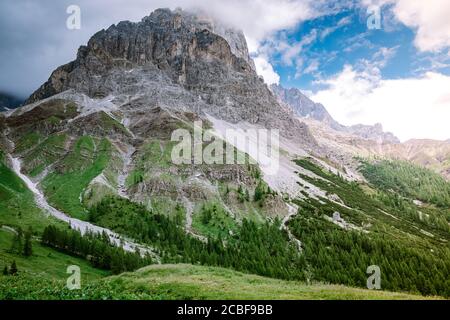 Pale di San Martino von Baita Segantini - Passo Rolle italien, Paar besuchen die italienischen Alpen, Blick auf Cimon della Pala, der am besten bekannten Gipfel des Pale Stockfoto