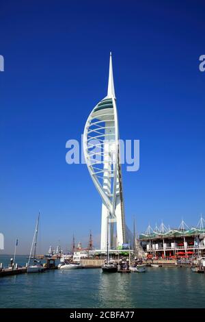 Portsmouth, Vereinigtes Königreich, Apr 22, 2011 : der Millennium Spinnaker Tower im Hafen von Southampton bei Gunwharf Quays, der ein beliebtes Reisedestinat ist Stockfoto