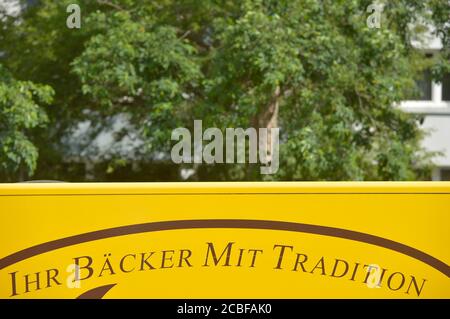 Leipzig, Deutschland. Juni 2020. Schneller Weg zum Verbraucher - auf einem Wochenmarkt in Leipzig werden mehrmals wöchentlich frisches Obst und Gemüse, Backwaren, frischer Fisch, Geflügel, Fleischprodukte, Käse und Milchprodukte an verschiedenen Standorten unter freiem Himmel angeboten. Quelle: Volkmar Heinz/dpa-Zentralbild/ZB/dpa/Alamy Live News Stockfoto