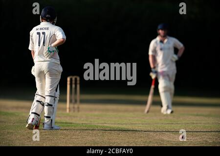 Batsman wartet darauf, dass die Wiedergabe fortgesetzt wird. Stockfoto