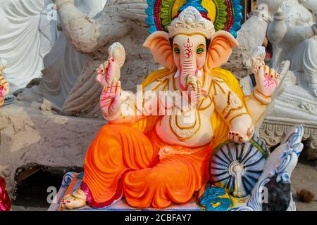 Frisch gemachte Statuen von gott Ganesha von lokalen Künstlern am Straßenrand Verwendung von Peris-Gips für die Vorbereitung von religiösen Anlass Von ganesh Chaturthi Stockfoto