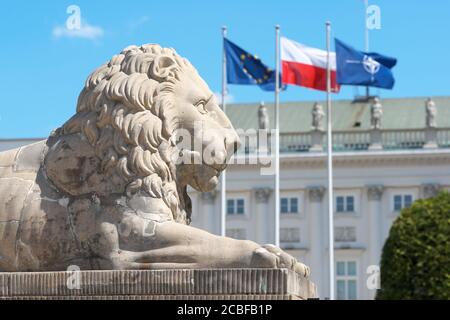 Warschau Polen Löwen und Flaggen fliegen über dem Präsidentenpalast In Krakowskie Przedmiescie Sommer 2020 Stockfoto