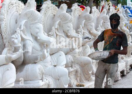Lokale Künstler am Straßenrand machen Statue des gottes Ganesha mit Gips Von peris für die Vorbereitung der religiösen Anlass ganesh chaturthi Stockfoto