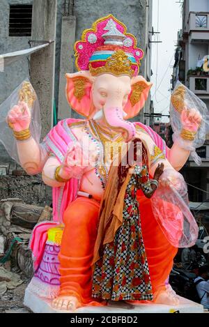 Lokale Künstler am Straßenrand dekorieren Statue des gottes Ganesha mit Gips Von peris für die Vorbereitung der religiösen Anlass ganesh chaturthi Stockfoto