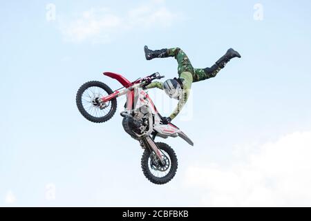 Willie Elam macht einen Sprung während einer Motocross-Show auf der Wyoming State Fair in Douglas am Mittwoch, 12. August 2020. Die 108. Jährliche Messe eröffnete diese Woche mit zusätzlichen Vorsichtsmaßnahmen, um die Ausbreitung des COVID-19 Virus zu verhindern. Stockfoto