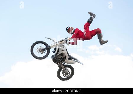 Brian McCarty macht einen Sprung während einer Motocross-Show auf der Wyoming State Fair in Douglas am Mittwoch, 12. August 2020. Die 108. Jährliche Messe eröffnete diese Woche mit zusätzlichen Vorsichtsmaßnahmen, um die Ausbreitung des COVID-19 Virus zu verhindern. Stockfoto