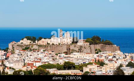 Das Schloss von Lipari und die Kathedrale von San Bartolomeo mit seinem Glockenturm, die Treppe von San Bartolomeo ist auch sichtbar. Stockfoto