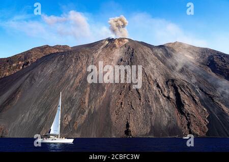 Der Feuerstrom (Sciara del Fuoco auf Italienisch) markiert den Weg der Lavaflüsse, die während der Eruptionen Strombolis, Äolischen Inseln, Sizilien, auftreten. Stockfoto