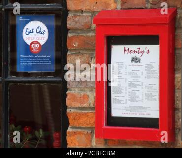 Werbung Schild gesehen außerhalb einer Bar & Restaurant für die Eat Out to Help Out Schema.UK Kanzler Rishi Sunak "Eat Out to Help Out"-Programm wurde über 10 Millionen Mal in seiner ersten Woche. Diners erhalten jeden Montag, Dienstag und Mittwoch im August 50 % Rabatt auf Speisen oder alkoholfreie Getränke bis zu £10 pro Person. Die Regelung soll dazu beitragen, die kränkelnde Hotellerie, die während der Coronavirus-Pandemie schwer getroffen wurde, zu stärken. Stockfoto