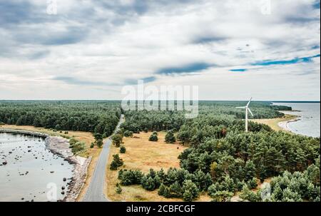 Wald- und Küstenlandschaft mit Windturbine, Hiiumaa Insel, Estland, Europa, Ostsee, Blick vom Tahkuna Leuchtturm Stockfoto