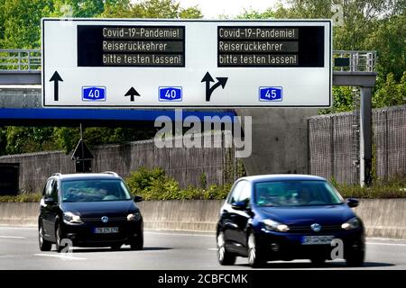 Dortmund, 13. August 2020: Antrag auf Prüfung des Coronavirus aufgrund der Covid-19-Pandemie an zurückkehrende Reisende. Schilderbrücke auf der Autobahn A40 im Raum Dortmund --- Dortmund, 13.8.2020: Beaufragung an Reiserückkehrer, sich aufgrund der Covid-19-Pandemie auf das Coronavirus testen zu lassen. Schilderbrücke auf der Autobahn A40 nahe Dortmund. Stockfoto