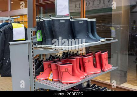Dänemark, Stubbekbing, 21.02.2019: Verkauf von Gummischuhen im Laden, Gummistiefel verkauft Stockfoto