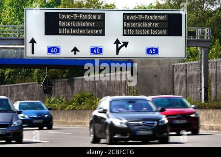 Dortmund, 13. August 2020: Antrag auf Prüfung des Coronavirus aufgrund der Covid-19-Pandemie an zurückkehrende Reisende. Schilderbrücke auf der Autobahn A40 im Raum Dortmund --- Dortmund, 13.8.2020: Beaufragung an Reiserückkehrer, sich aufgrund der Covid-19-Pandemie auf das Coronavirus testen zu lassen. Schilderbrücke auf der Autobahn A40 nahe Dortmund. Stockfoto