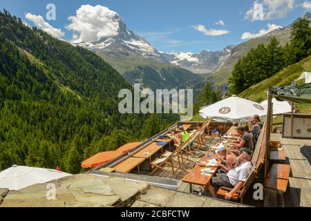 Zermatt, Schweiz - 19. Juli 2020: Menschen essen in einem Restaurant über Zermatt auf den Schweizer alpen Stockfoto