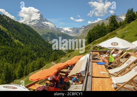 Zermatt, Schweiz - 19. Juli 2020: Menschen essen in einem Restaurant über Zermatt auf den Schweizer alpen Stockfoto