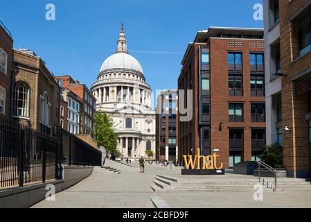 St Paul's Cathedral und die umliegenden Gebäude, London UK, Blick nach Norden vom Peter's Hill Stockfoto