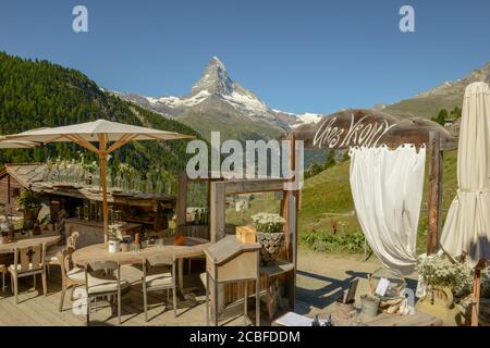 Zermatt, Schweiz - 19. Juli 2020: Restaurant über Zermatt auf den Schweizer alpen Stockfoto