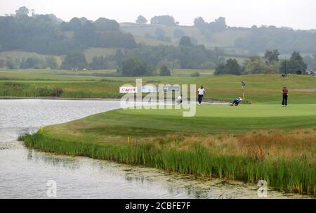 Die Gruppe der Wales Rhys Enoch, Malaysias Gavin Green und Schwedens Rikard Karlberg spielen das dreizehnte Grün während des Tages eines der Celtic Classic im Celtic Manor Resort. Stockfoto