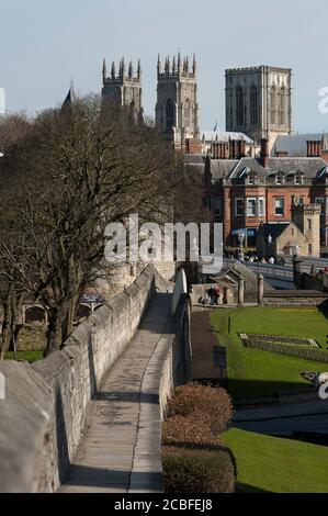 Blick auf die Stadt York nordöstlich von der Stadtmauer mit York Minster in der Ferne, York, Yorkshire, England. Stockfoto