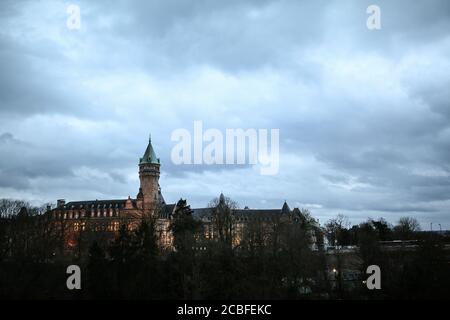 Blick auf den Uhrturm der BCEE oder den Luxemburgischen Spuerkeess-Uhrturm in Luxemburg-Stadt Stockfoto