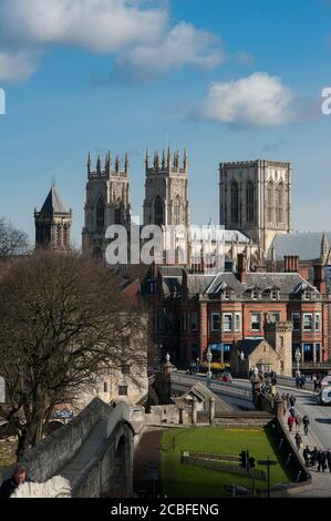 Blick auf die Stadt York nordöstlich von der Stadtmauer mit York Minster in der Ferne, York, Yorkshire, England. Stockfoto