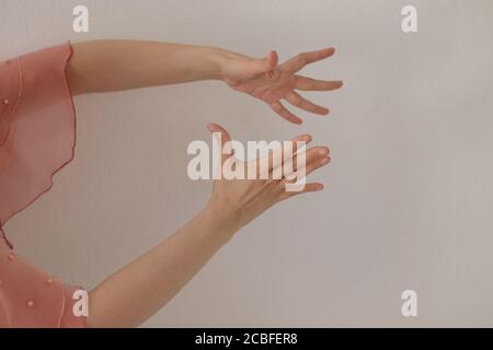 Hände einer Frau, die Flamenco tanzt, tanzen auf weißem Hintergrund. Nahaufnahme. Stockfoto