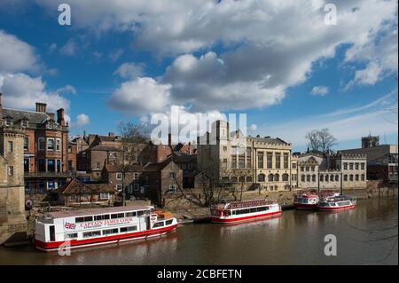 Flusskreuzfahrtschiffe vertäuten auf dem Fluss Ouse in der historischen Stadt York, England. Stockfoto