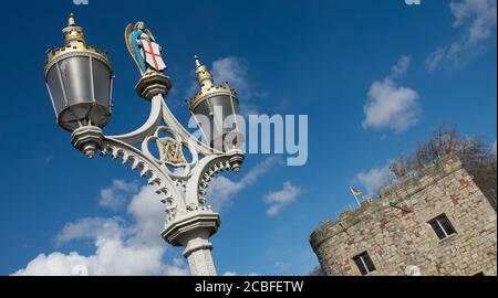 Kunstvolle Lampenstütze auf der Lendal Bridge über den Fluss Ouse in der historischen Stadt York, Yorkshire, England. Stockfoto