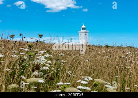 South Forland Lighthouse auf den weißen Klippen von Dover in Kent, England. Ein Leuchtturm aus dem 19. Jahrhundert, der als erster ein elektrisches Licht verwendet. Stockfoto