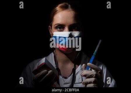 Ärztin mit russischem Impfstoff Covid-19 in Händen Alarmmeldung Stockfoto