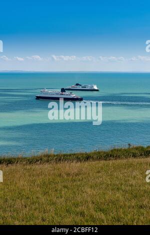 White Cliffs of Dover in Kent, England, mit Blick über den Ärmelkanal, wenn 2 Passagierfähren aneinander vorbeifahren. Stockfoto