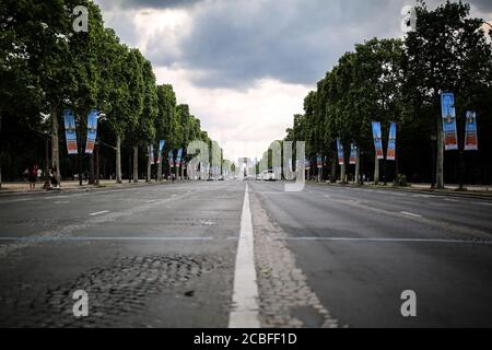 Blick auf den Triumphbogen von der Champs-Élysées Stockfoto