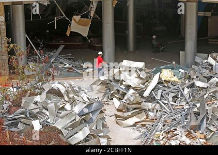 Beirut, Libanon. August 2020. Freiwillige helfen bei der Säuberen der Ruinen in Beirut, Libanon, 13. August 2020. Am 4. August erschütterte zwei riesige Explosionen den Hafen von Beirut, erschütterte Gebäude in der Hauptstadt des Libanon, tötete 171 Menschen und verletzte mindestens 6,000. Quelle: Bilal Jawich/Xinhua/Alamy Live News Stockfoto