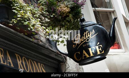 Bettys Cafe Tea Rooms in der City of York, Yorkshire, England. Stockfoto