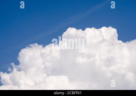 Cumulus Wolken gegen blauen Himmel im Sommer, Deutschland Stockfoto
