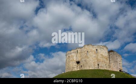 Clifford's Tower, der zerstörte Bergfried des mittelalterlichen Norman York Castle, City of York, Yorkshire, England. Stockfoto