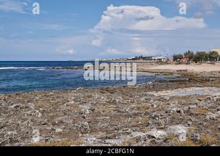 Die felsige Küste in der Nähe von Torre San Giovanni, Salento, Gemeinde Ugento, Lecce, Apulien, Italien Stockfoto