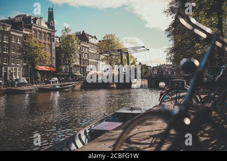 Brücke Über Den Kanal In Amsterdam Stockfoto