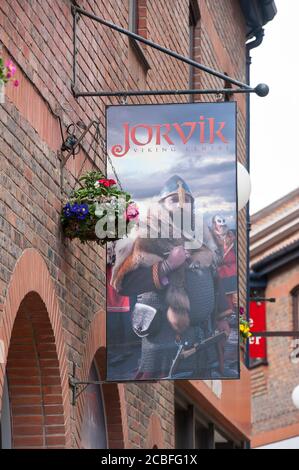 Schild vor dem Eingang zum Jorvik Viking Center in der Stadt York, Yorkshire, England. Stockfoto