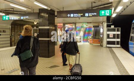 Interieur einer schwedischen Metrostation aus SL Stockholm öffentlichen Verkehrsmitteln.Tunnelbanna Stockfoto